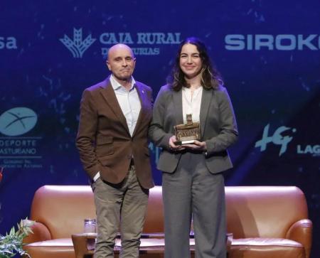 Imagen Laura de Arquer recibe el premio a la mejor Deportistas Universitaria en...